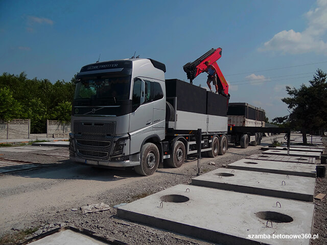 Załadunek szamba betonowego na HDS - montaż i dostawa zbiorników w Siechnice